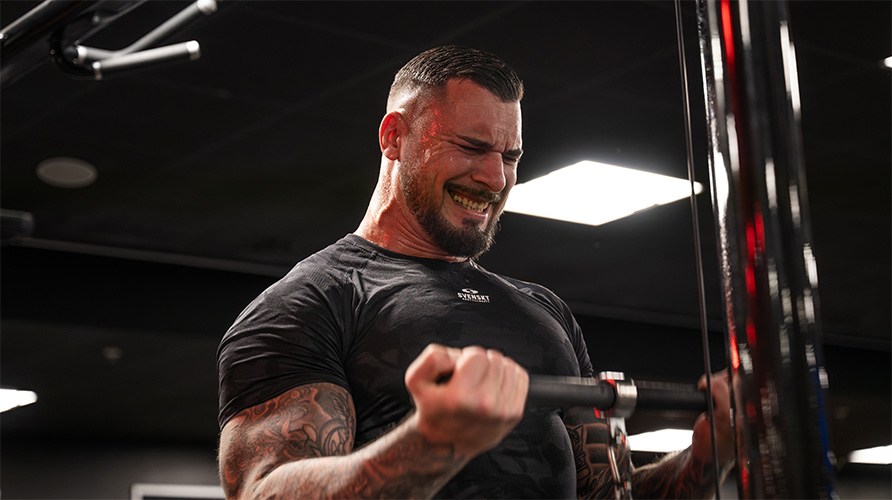 Personliga trnaren David Friberg  kr bicepscurls i kabel.